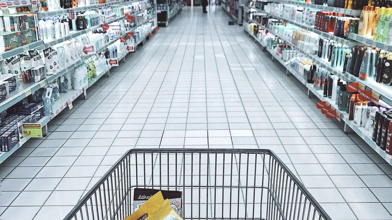 Market reyonunda temel gıda ürünleri